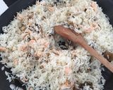Foto del paso 8 de la receta: Arroz salteado con salmón fresco y champiñones