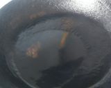 A picture of step 2 of Half fry egg.