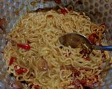 Foto langkah ke 2 dari resep Omlet Mie Telur.
