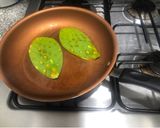 Foto del paso 2 de la receta: Nopal asado en caldillo jitomate (con pechuga pavo y queso panela)