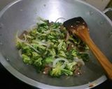 Foto langkah ke 4 dari resep Brokoli hijau tumis daging#ResepPertamku#.