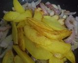 Gambar langkah 2 resipi Kentang Goreng Telur Hancur.