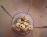 A picture of step 1 of Saffron Banana Shake.
