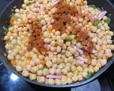 Foto del paso 4 de la receta: Garbanzos con huevos fritos
