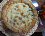 Foto del paso 4 de la receta: Tarta de jamón y queso con champiñones y aguacate