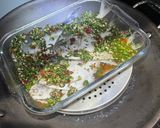Foto langkah ke 3 dari resep Tim ikan ala thai / Thai steam fish with lime.