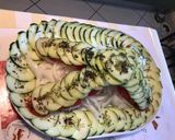 Une image de l'étape 8 de Salade de tomates grappe et concombre Noa à l oignon blanc d Italie et aromates de la mer.