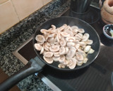 Foto del paso 4 de la receta: Champiñones salteados con cebolla 🍃