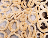Foto del paso 3 de la receta: Calamares rebozados con verduras variadas 🧅🍅🍋🧄🍆🥔