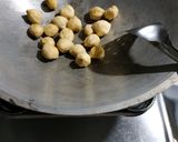 Foto langkah ke 1 dari resep Santan kelapa plus kemiri... mengurangi rambut rontok.