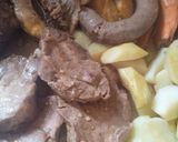 Foto del paso 1 de la receta: Bondiola y pollo al horno con papas y boniatos