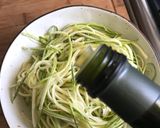 Foto del paso 3 de la receta: Fideos de zapallo italiano con salsa de leche de coco, atún y queso crema