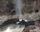 Foto del paso 3 de la receta: Caldo de puchero olla express