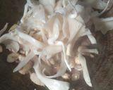 Foto langkah ke 3 dari resep Cah sawi jamur.
