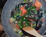 Foto langkah ke 3 dari resep Sop kerang hijau daun kemangi.