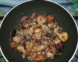Foto del paso 4 de la receta: Crepes de setas y cebolla caramelizadas con salsa de parmesano