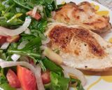 Foto del paso 5 de la receta: Bifes de pollo con ensalada de rúcula y cebolla curada