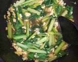 Foto langkah ke 3 dari resep Tumis Sawi Telur Simple.