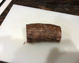 Foto del paso 3 de la receta: Huevo poché con alcachofas confitadas y crujiente de jamón y yuca