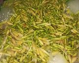 Foto langkah ke 1 dari resep Tumis bunga daun pepaya teri.