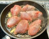 Foto del paso 1 de la receta: Pollo en pepitoria
