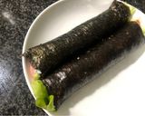 Hình bước làm 3 của món Sushi Cuộn Xúc Xích, Trứng và Cà Rốt