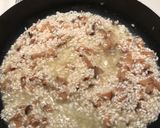 รูปขั้นตอนการทำที่ 5 ของ ริซอตโต้เห็ดหน่อไม้ฝรั่งกับแซลมอนย่าง(Risotto)