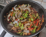 Foto del paso 3 de la receta: Noodles con verduras y langostinos