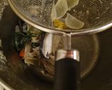 Foto del passaggio 3 della ricetta Brodo di pesce