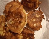 Foto del paso 4 de la receta: Buñuelos de lechuga, perejil y cilantro