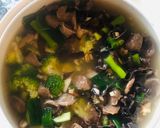 Foto langkah ke 5 dari resep Tumis Brokoli Bakso Jamur.