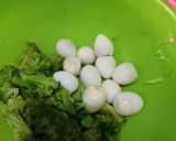 Foto langkah ke 2 dari resep Tumis brokoli telur puyuh.