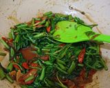 Foto langkah ke 4 dari resep Kangkung Saus Tiram ala Resto.