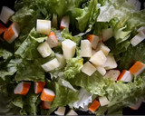 Foto del paso 3 de la receta: Ensalada con queso curado y surimi