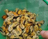 Foto langkah ke 1 dari resep Oseng Kerang Cabe Hijau.