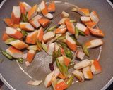 Foto del paso 5 de la receta: Pappardelle con ajos tiernos surimi y albahaca(pasta fresca)