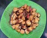 Foto langkah ke 3 dari resep Tumis Ayam Daun Jeruk.