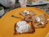 Bruschette con fichi nel turbante di crudo  e  con pesche su letto di burrata e Bresaola
