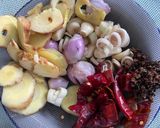 รูปขั้นตอนการทำที่ 2 ของ น้ำพริกข่ามะแขว่นผัดมะขามเปียก🫚🌶️🧄