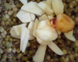 Foto langkah ke 2 dari resep Gangan Kacang Hijau Pucuk Katu Khas Kutai.