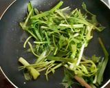 Hình bước làm 3 của món Râu Mực Xào Cần Tỏi