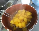 Une image de l'étape 6 de Purée aux deux pommes de terre, curcuma, ail et persil.