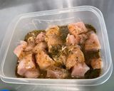 Une image de l'étape 3 de Poulet mariné aux poivrons tricolores et courgette.