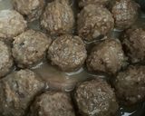 Foto del paso 5 de la receta: Albóndigas mini, en salsa de cebolla al vino, con puré casero de patatas
