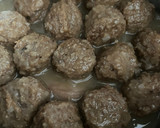 Foto del paso 5 de la receta: Albóndigas mini, en salsa de cebolla al vino, con puré casero de patatas