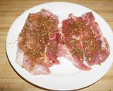 Foto del paso 1 de la receta: Chuletas de chancho al orégano con papas salteadas y brócoli
