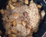 Foto del paso 5 de la receta: Fideos de arroz con pollo y mix de setas
