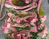 Foto del paso 2 de la receta: Chuletillas de cordero a la menta con patatas al horno