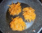 Foto del passaggio 4 della ricetta Frittelle croccanti di patate dolci e kimchi