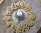 Foto del passaggio 2 della ricetta Ciambella Dolce Lievitata Morbide Rose